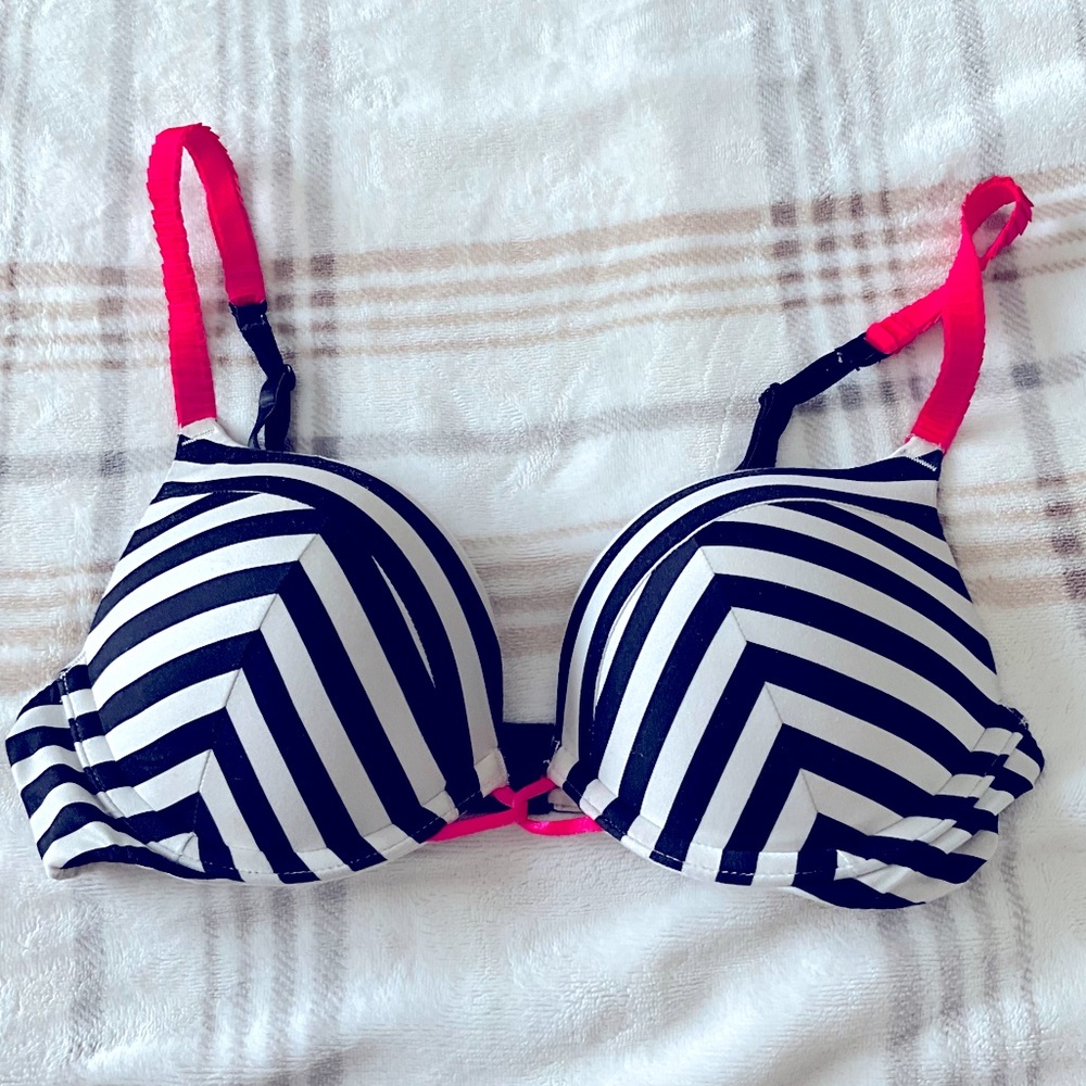 Victoria’s Secret bombshell push-up bra